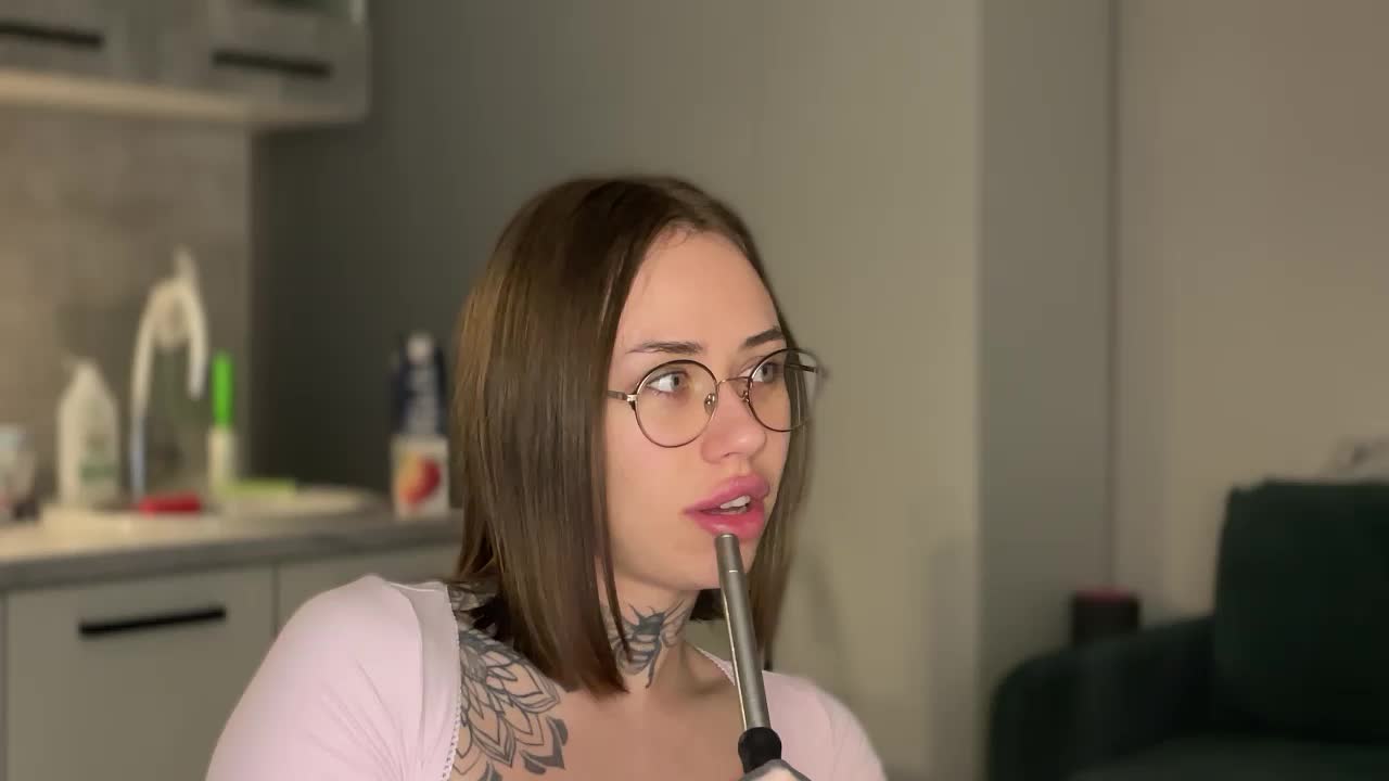 v_-_-_v Cam Model Chat October 29, 2025