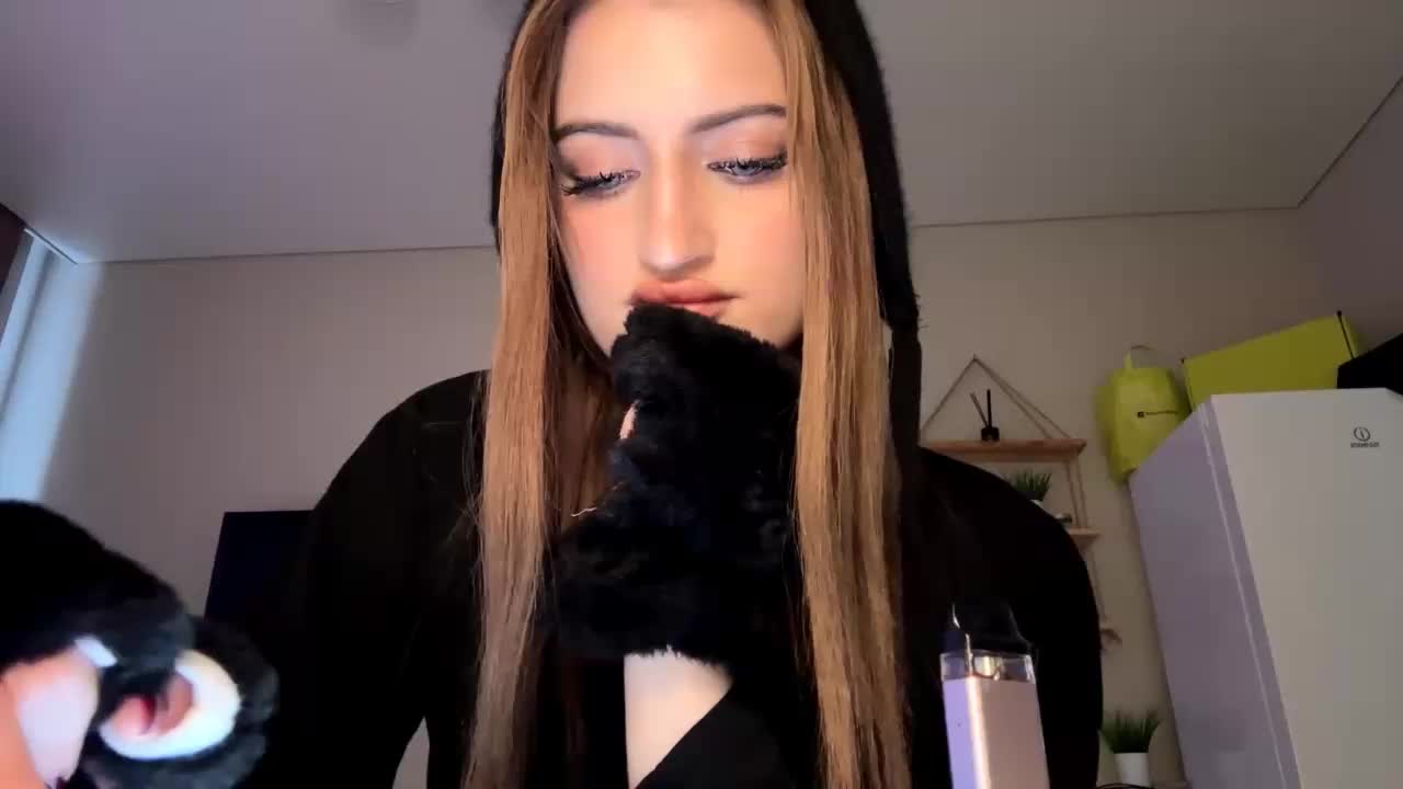 AuraLahrman Cam Model Chat October 29, 2025