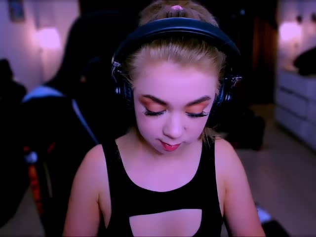 BabyNicole Cam Model Chat October 31, 2025