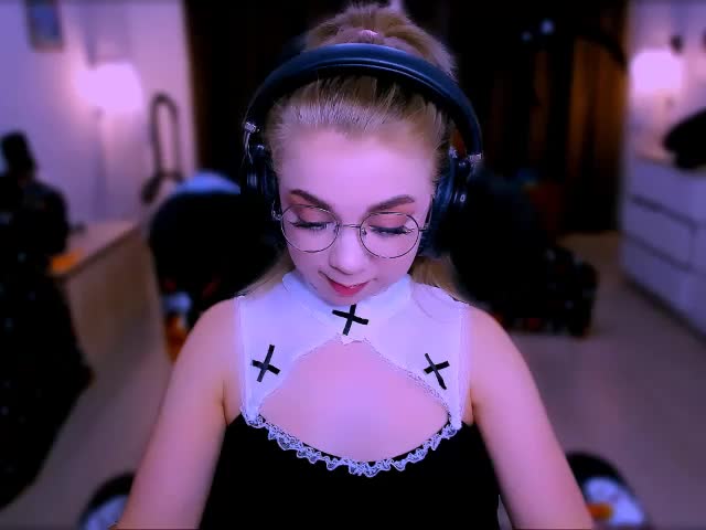 BabyNicole Cam Model Chat October 31, 2025