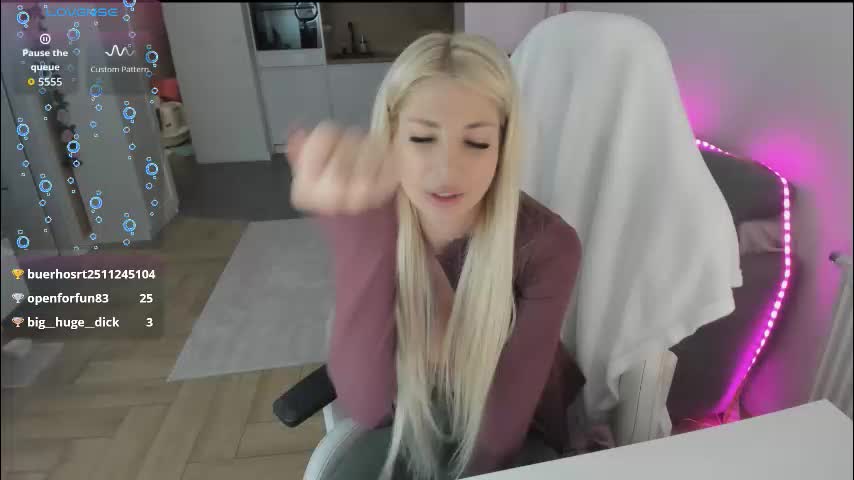 sugar_rainbow Cam Model Chat October 31, 2025