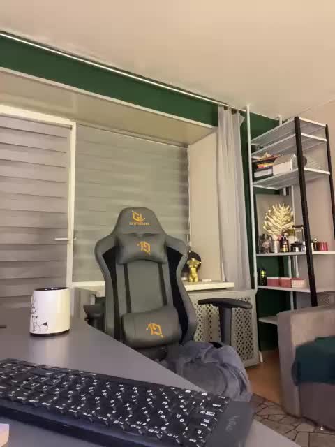 1_Aariella_1 Cam Model Chat October 31, 2025