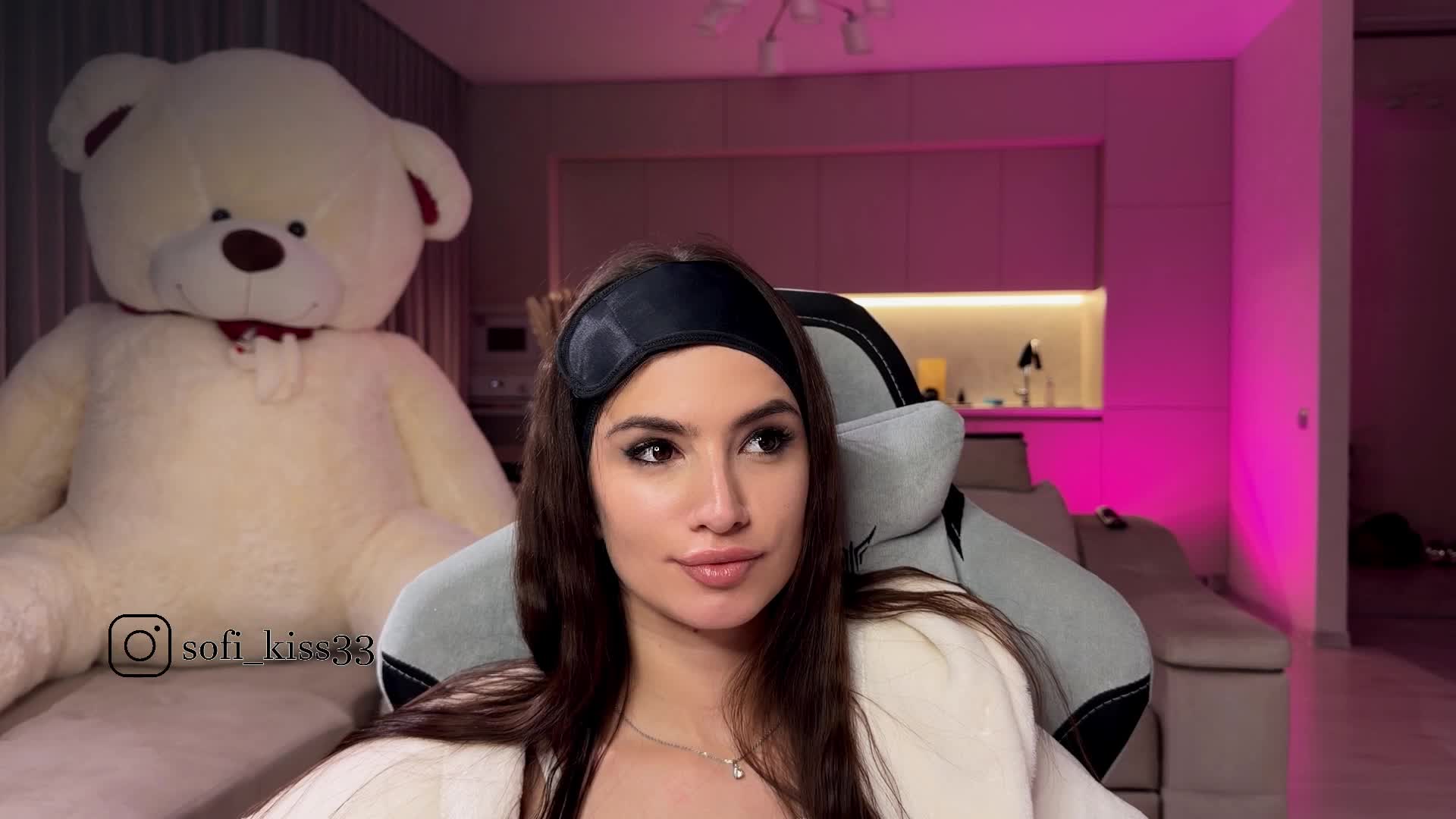 Sofi-Mi Cam Model Chat October 31, 2025