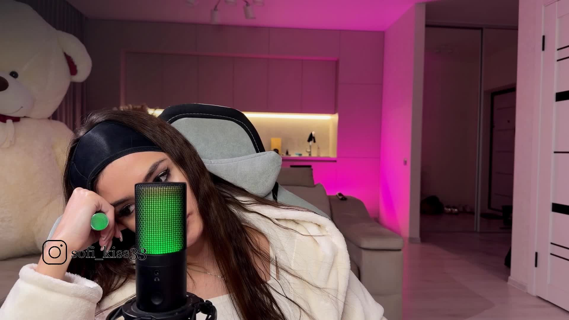 Sofi-Mi Cam Model Chat October 31, 2025