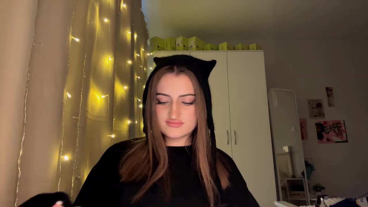 AuraLahrman Cam Model Chat October 31, 2025