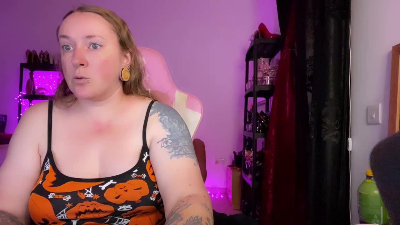 NylonQueen Cam Model Chat October 31, 2025