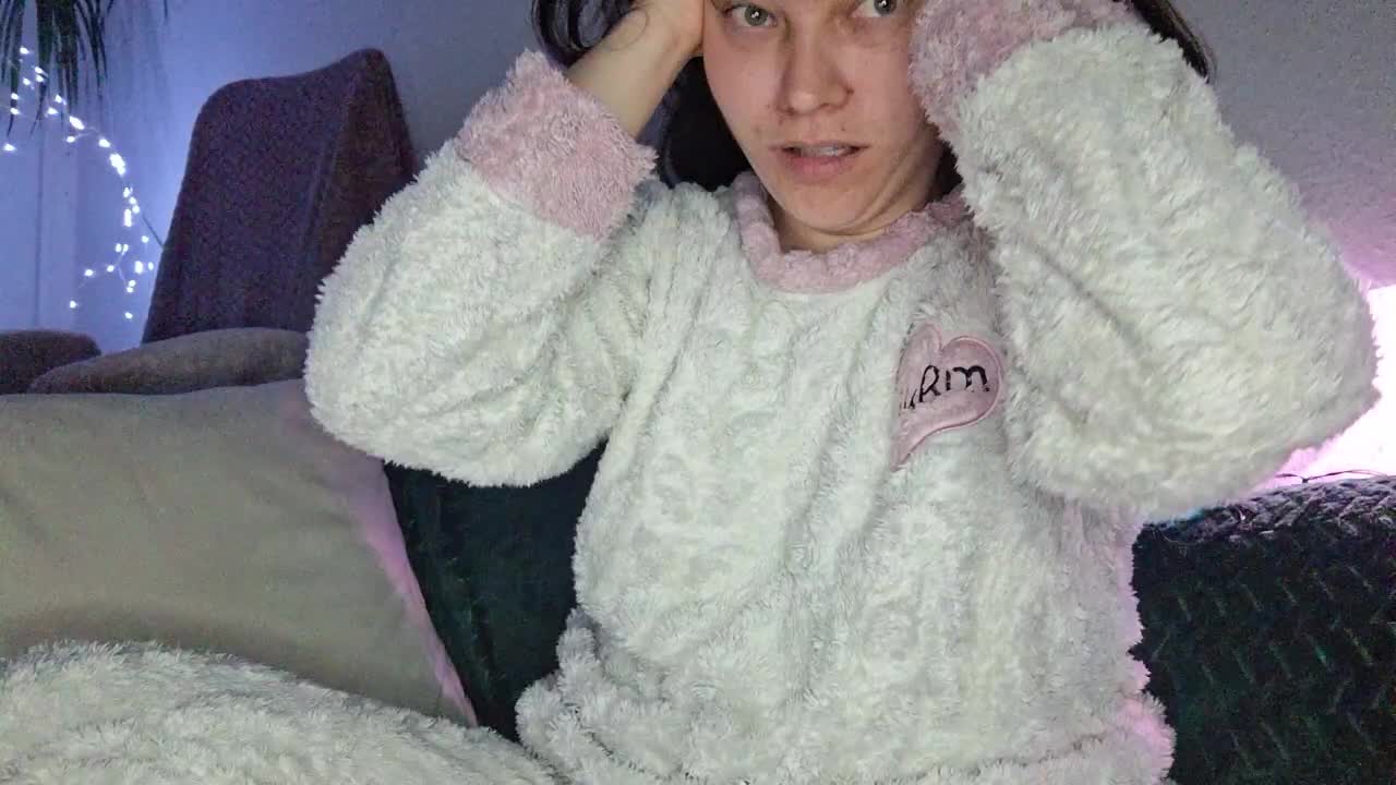 CyndeeWinter Cam Model Chat October 31, 2025