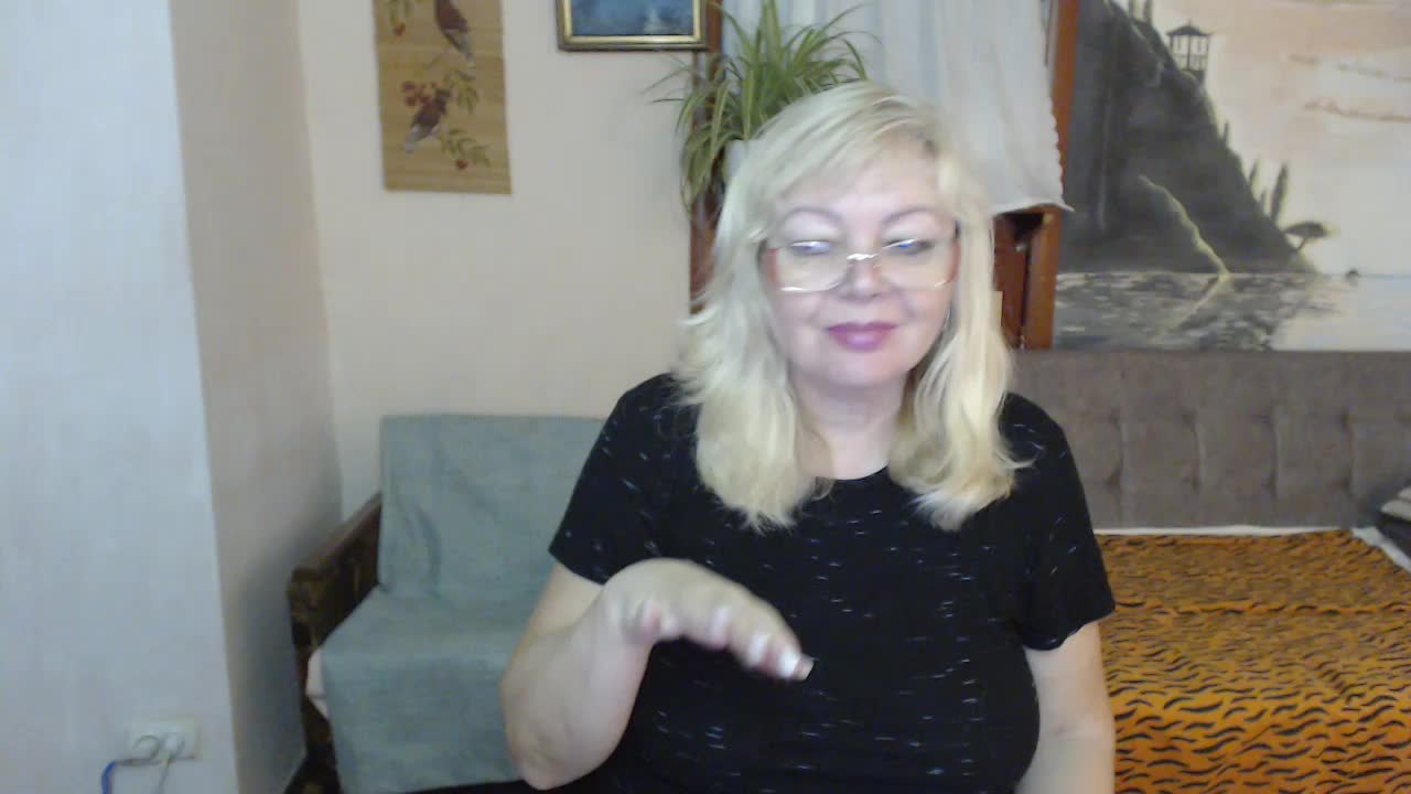 EvelynLoveShy Cam Model Chat October 31, 2025