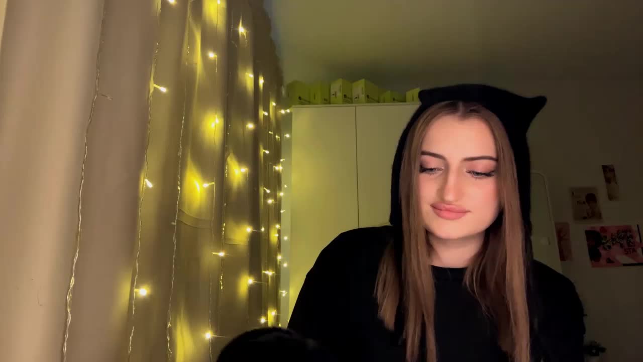 AuraLahrman Cam Model Chat October 31, 2025