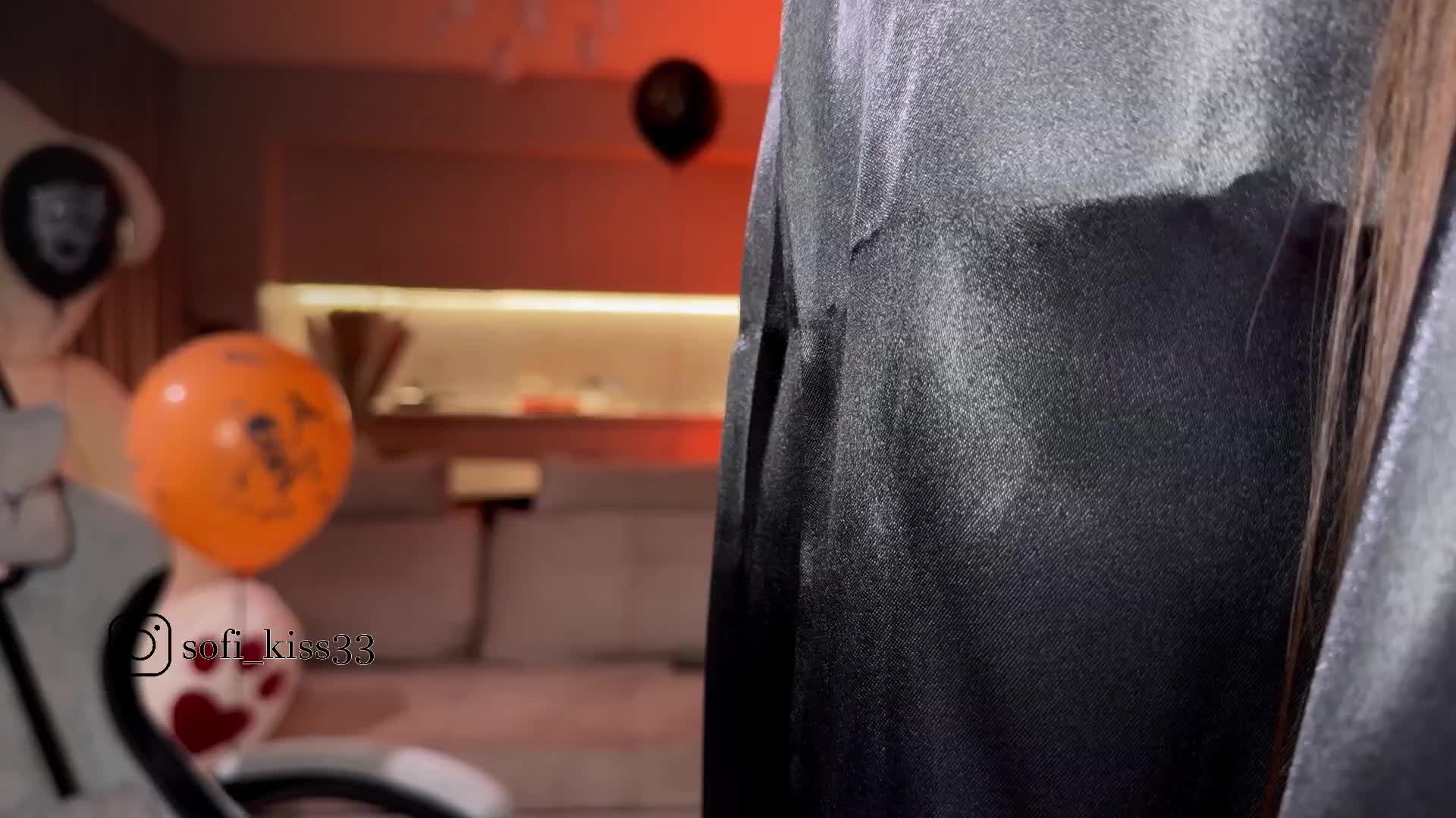 Sofi-Mi Cam Model Chat October 31, 2025