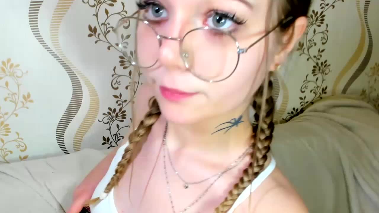 MelMooon Cam Model Chat October 31, 2025