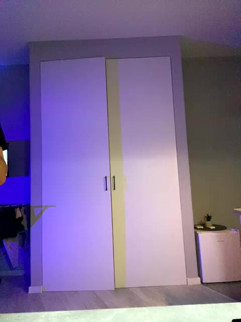 Room_of_love Cam Model Chat October 31, 2025