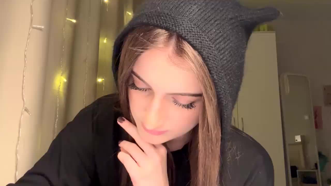 AuraLahrman Cam Model Chat November 1, 2025