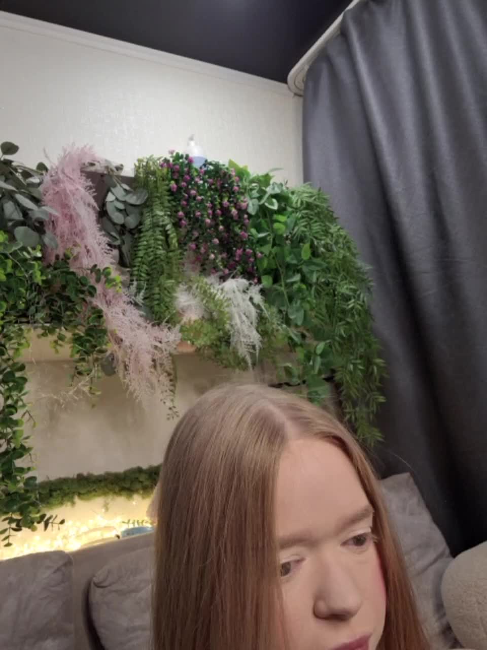 -scyrim- Cam Model Chat November 1, 2025