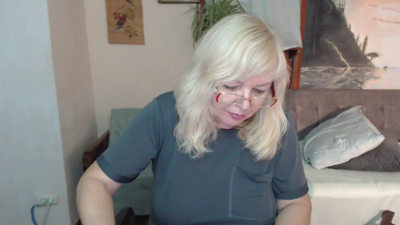 EvelynLoveShy Cam Model Chat November 3, 2025