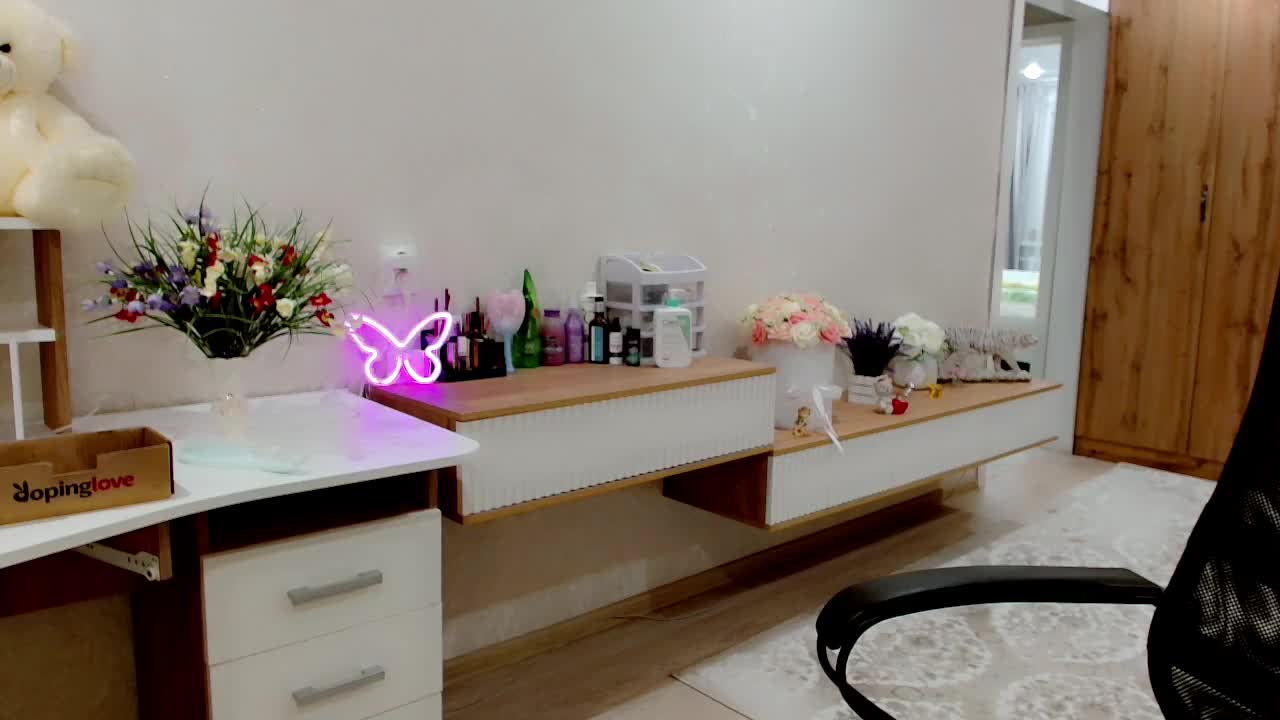 JuicyGloss Cam Model Chat November 7, 2025