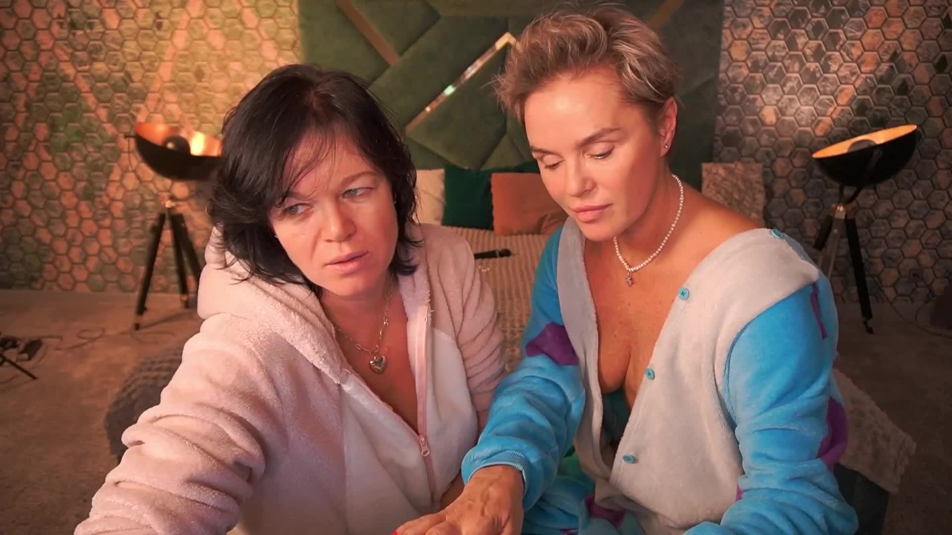 PleasureWeCouple Cam Model Chat November 18, 2025