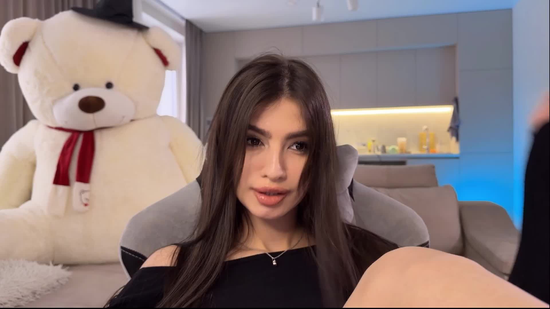 Sofi-Mi Cam Model Chat November 26, 2025