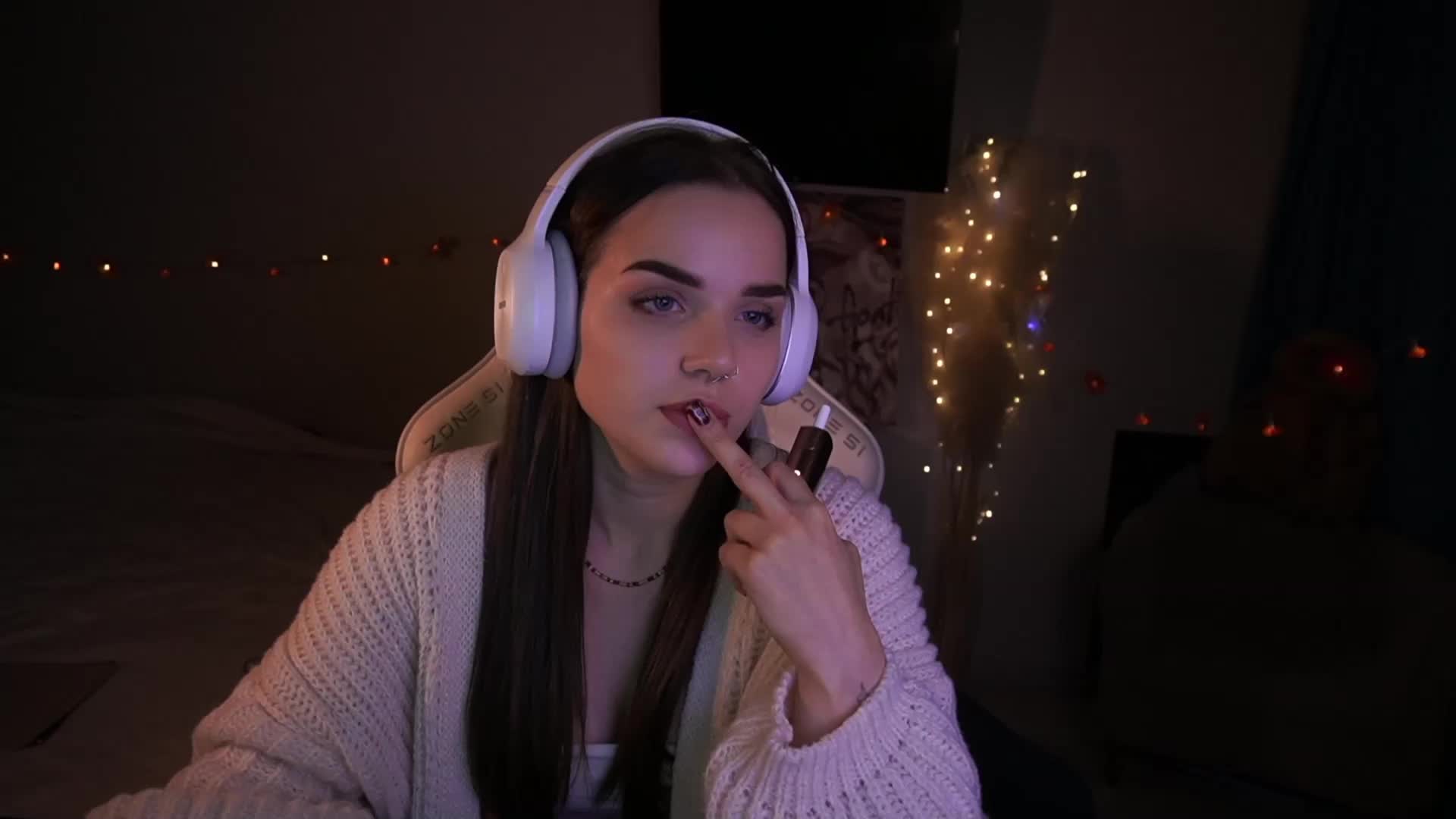 MiniNika Cam Model Chat November 27, 2025