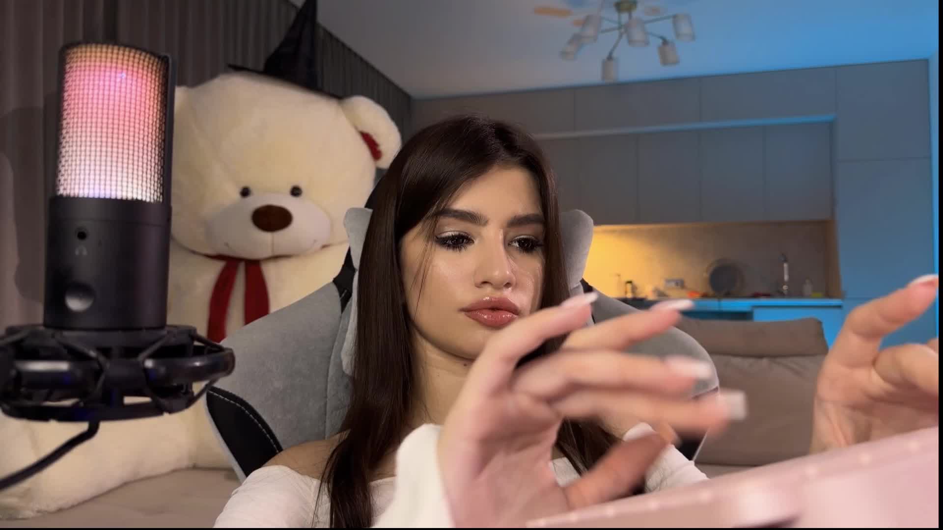 Sofi-Mi Cam Model Chat December 3, 2025