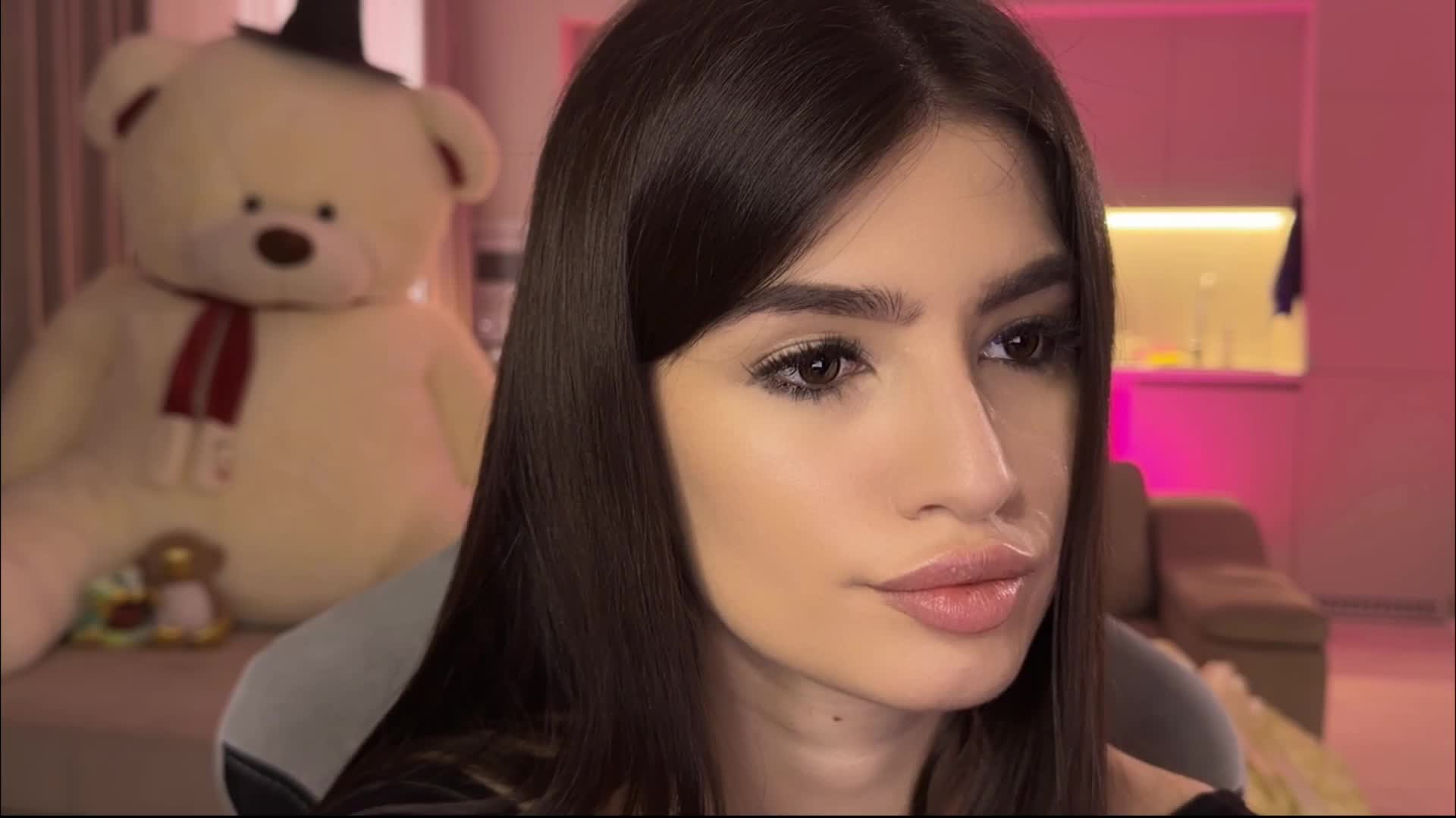 Sofi-Mi Cam Model Chat December 4, 2025