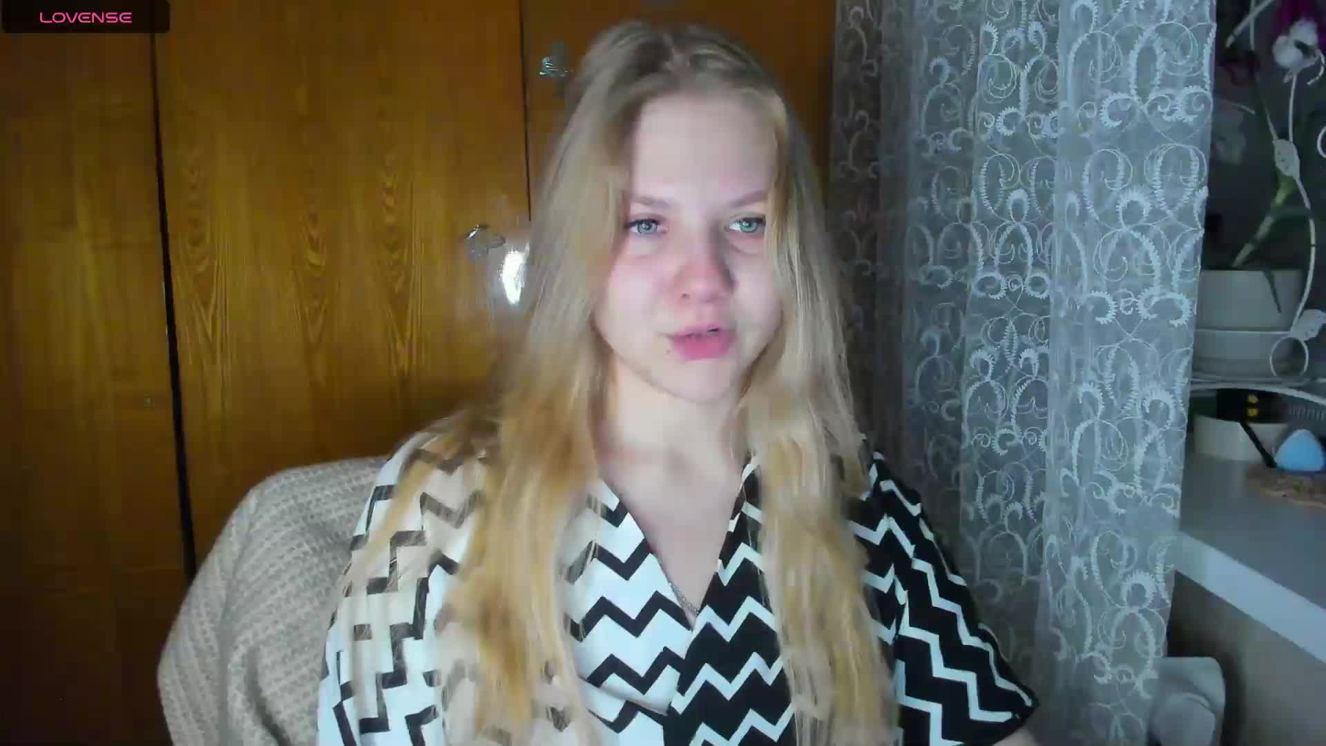 Emma-Frizea Cam Model Chat December 5, 2025