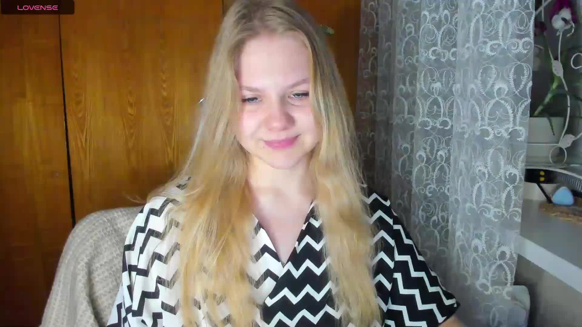 Emma-Frizea Cam Model Chat December 5, 2025