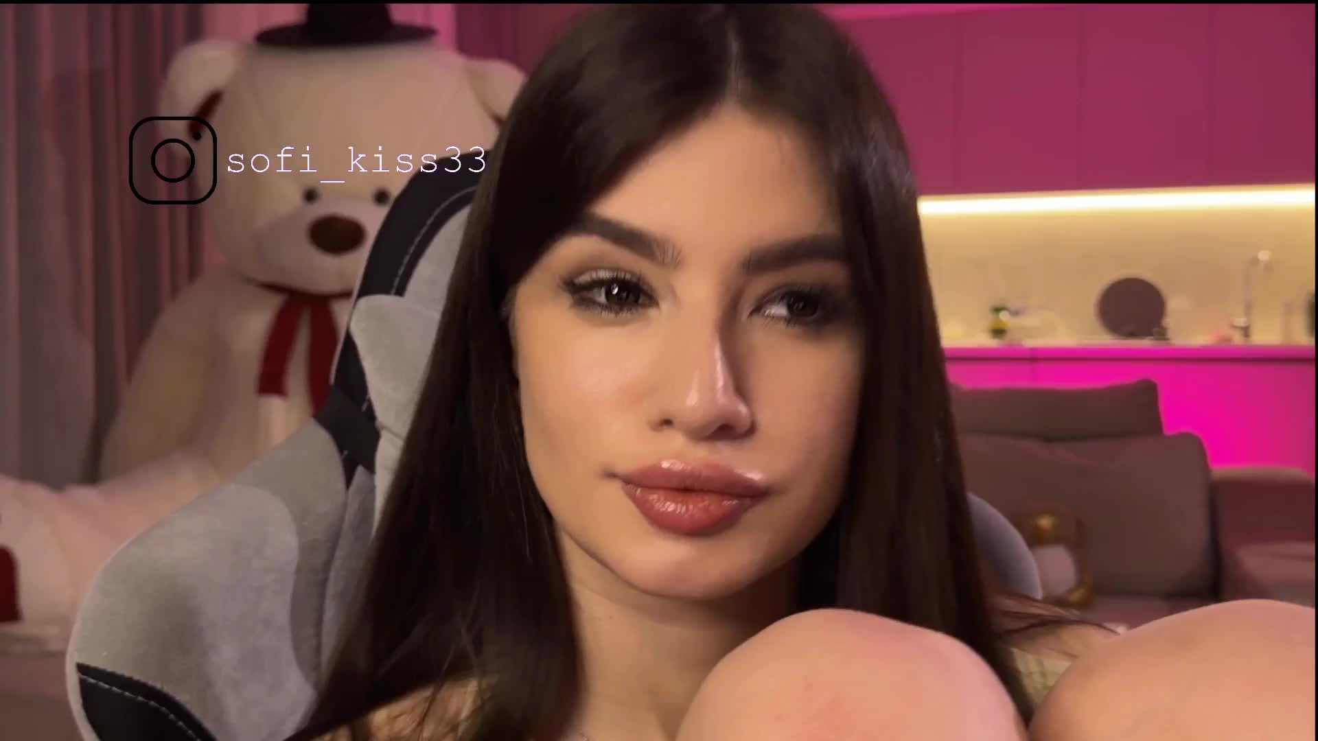 Sofi-Mi Cam Model Chat December 9, 2025