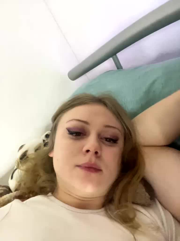 VixyVee Cam Model Chat December 10, 2025