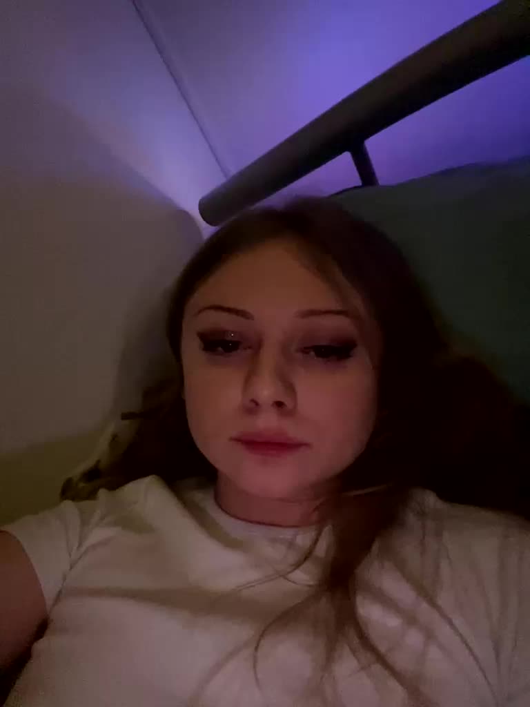 VixyVee Cam Model Chat December 10, 2025