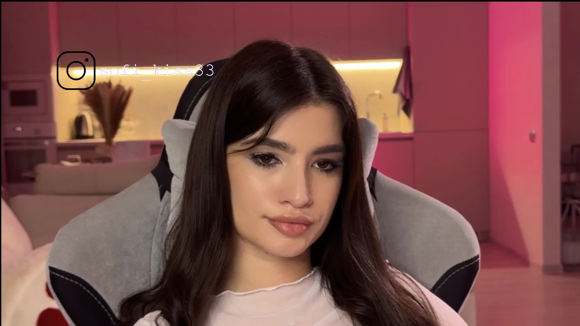 Sofi-Mi Cam Model Chat December 16, 2025