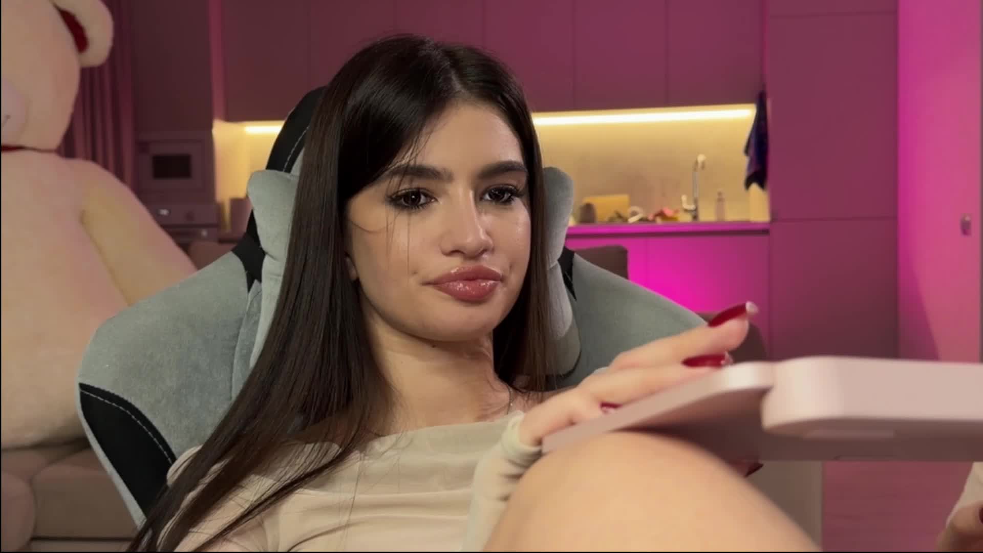 Sofi-Mi Cam Model Chat December 22, 2025