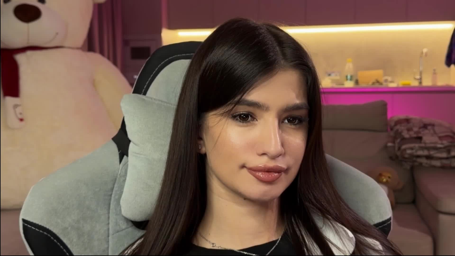 Sofi-Mi Cam Model Chat December 22, 2025