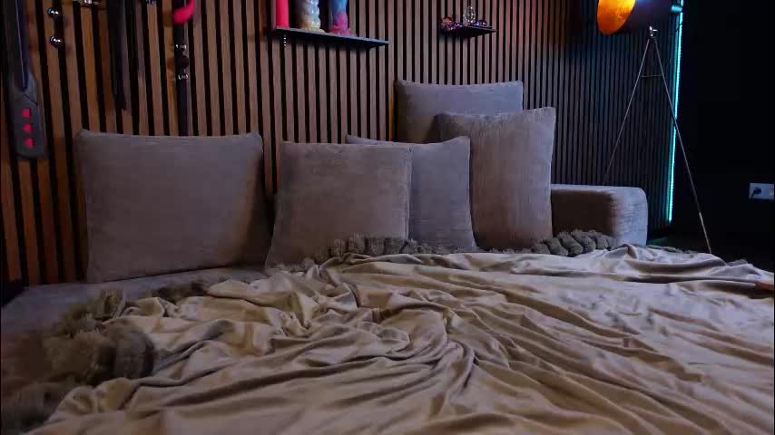 izzy_inked Cam Model Chat December 24, 2025