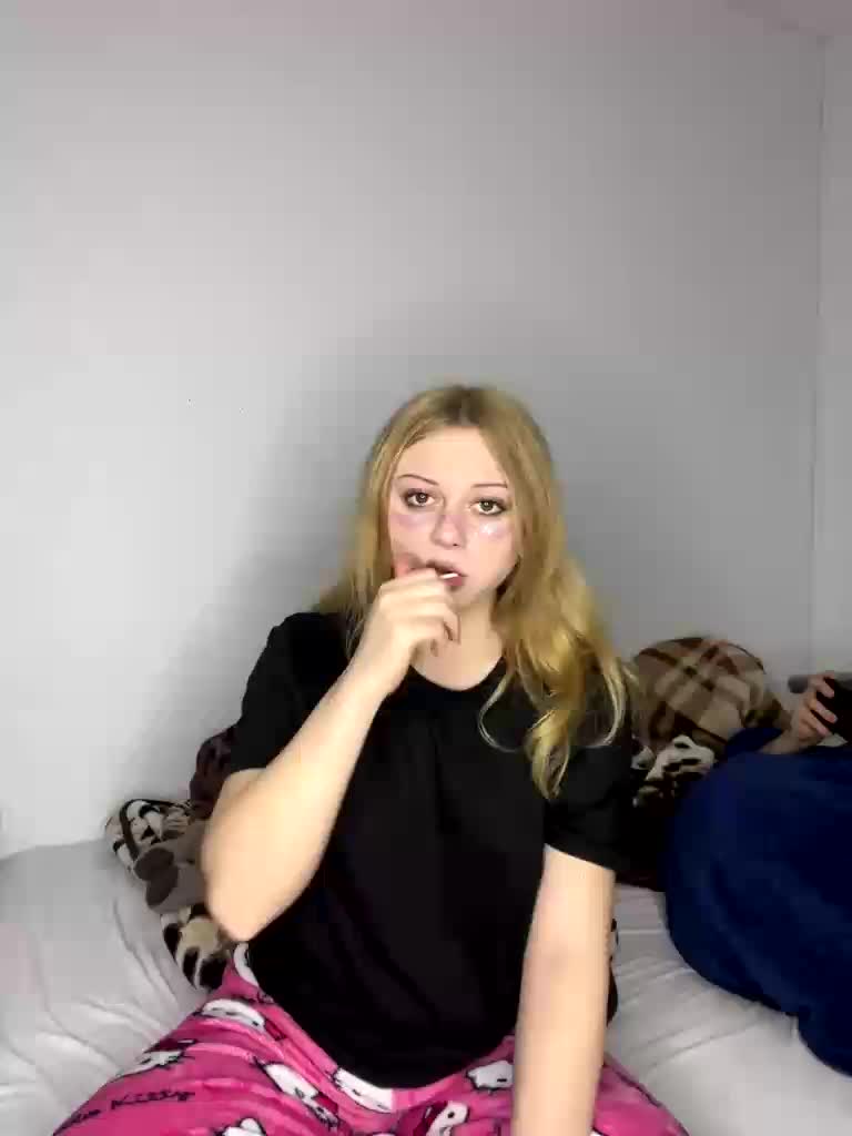 VixyVee Cam Model Chat December 27, 2025