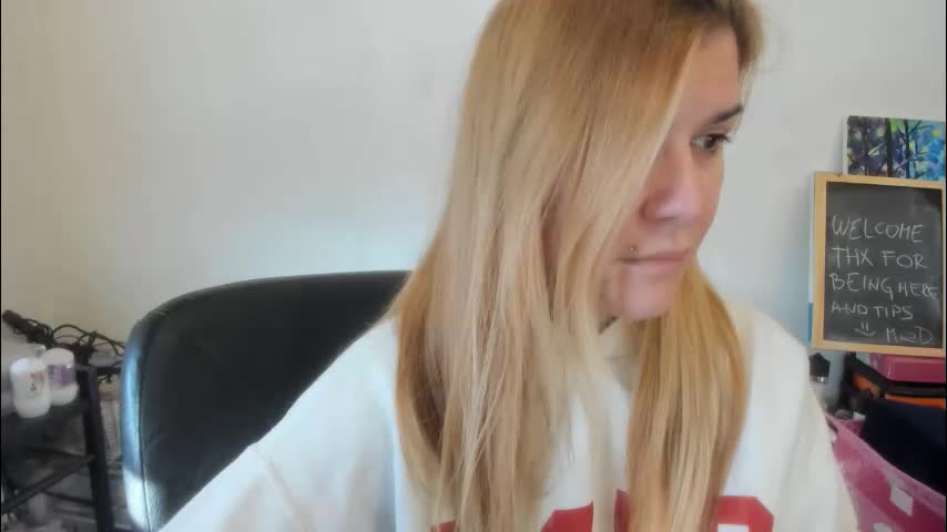 artsyandcraftsy_ Cam Model Chat January 13, 2026