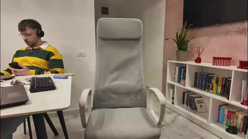 rrr1995 Cam Model Chat March 4, 2026