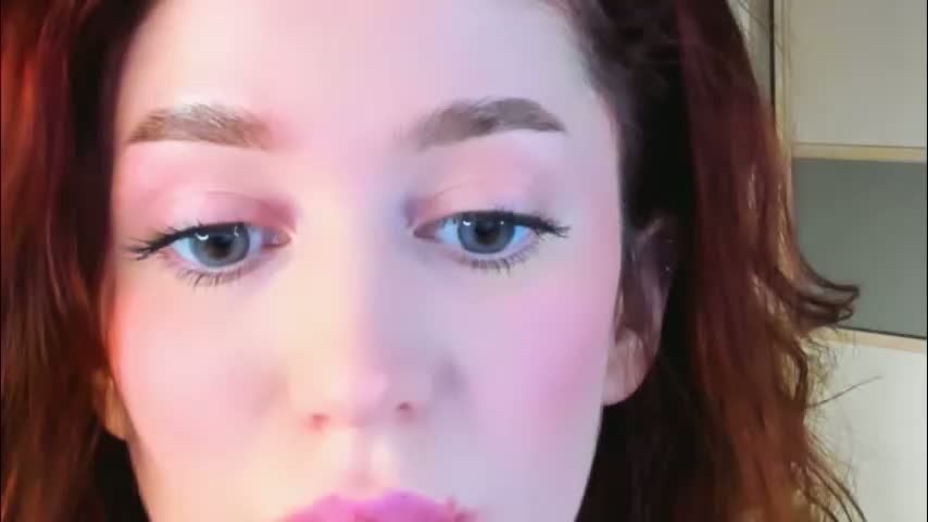 christinaconteeree Cam Model Chat March 22, 2026