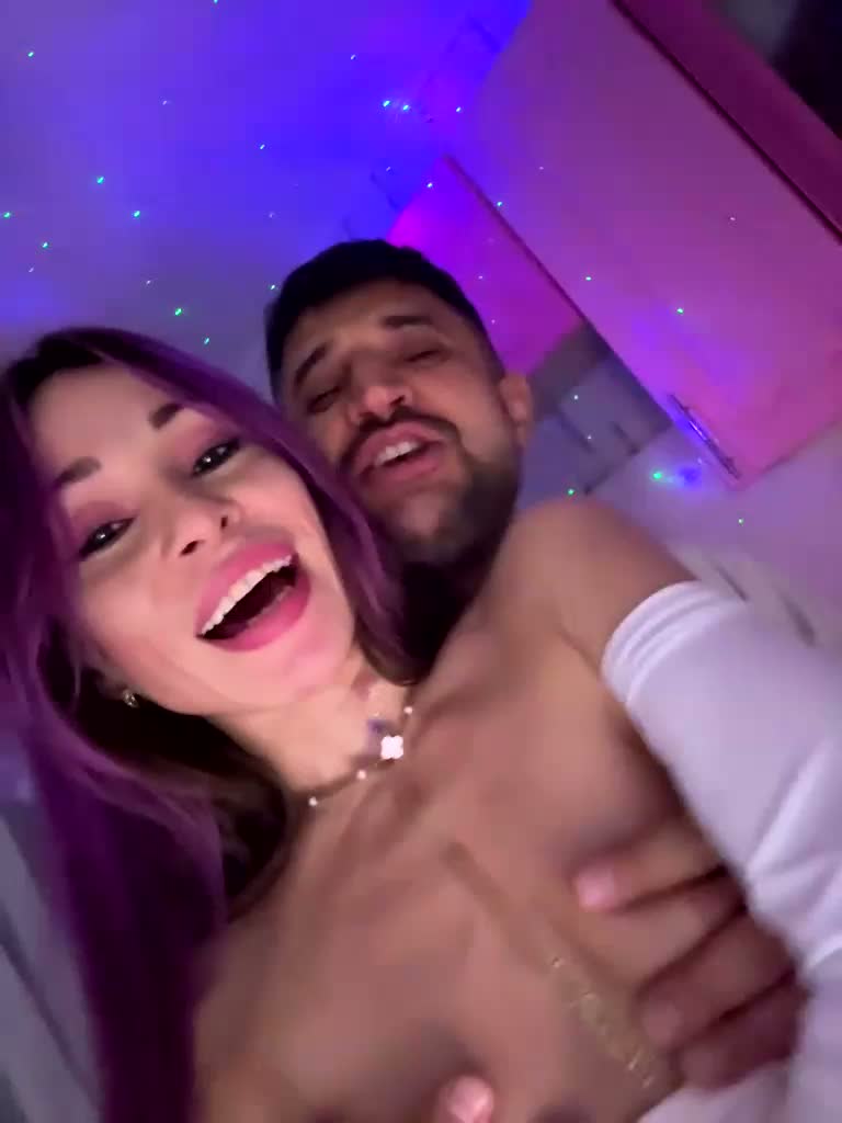 VIP17CoupleDream Cam Model Chat April 1, 2026