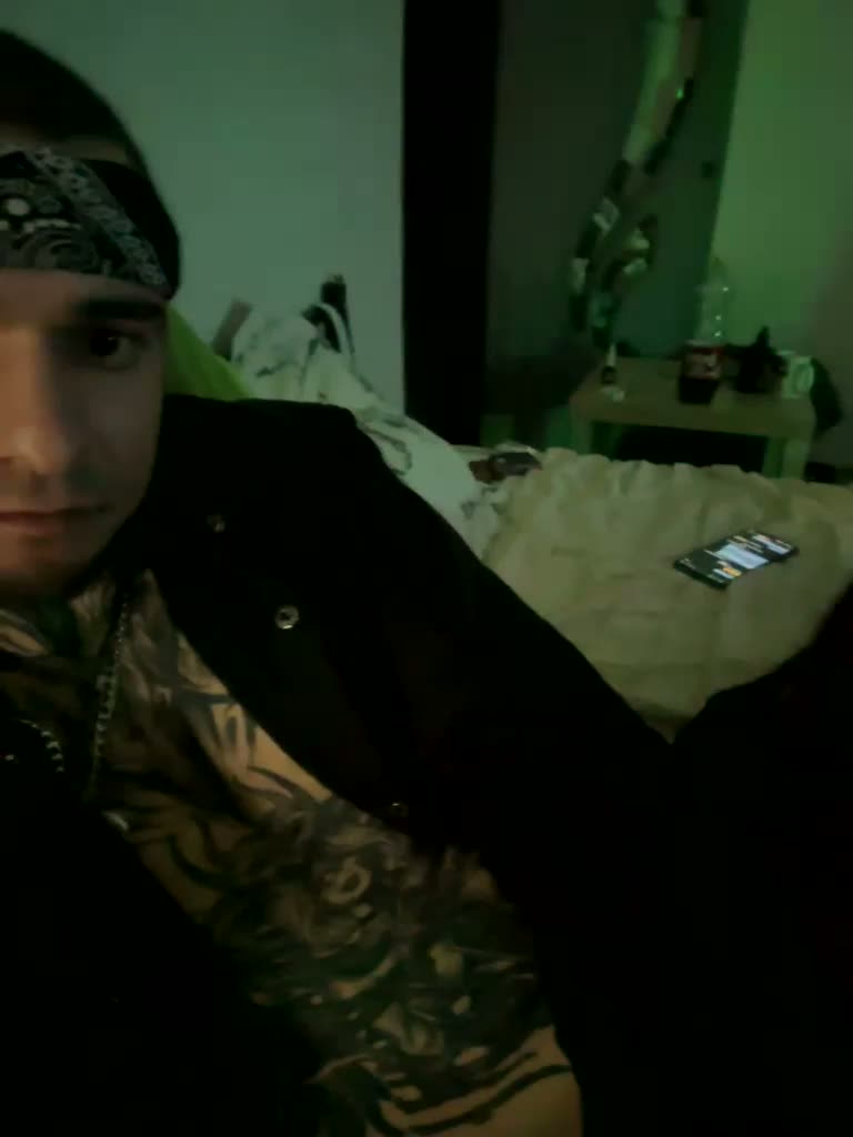 Foxirox Cam Model Chat April 1, 2026