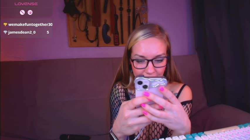 carrie_moonshine Cam Model Chat April 2, 2026