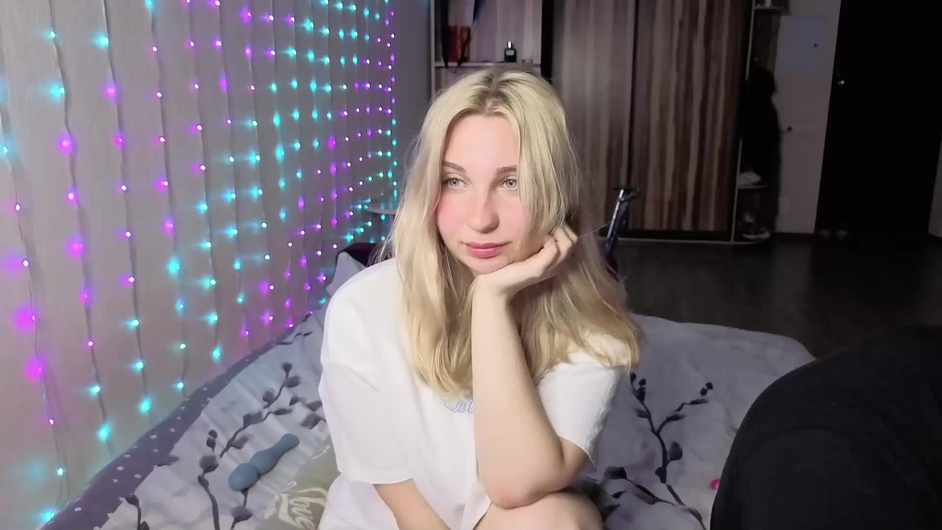 llolilove Cam Model Chat April 2, 2026