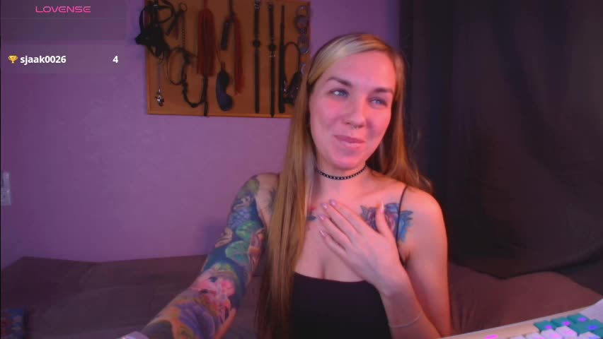 carrie_moonshine Cam Model Chat April 10, 2026