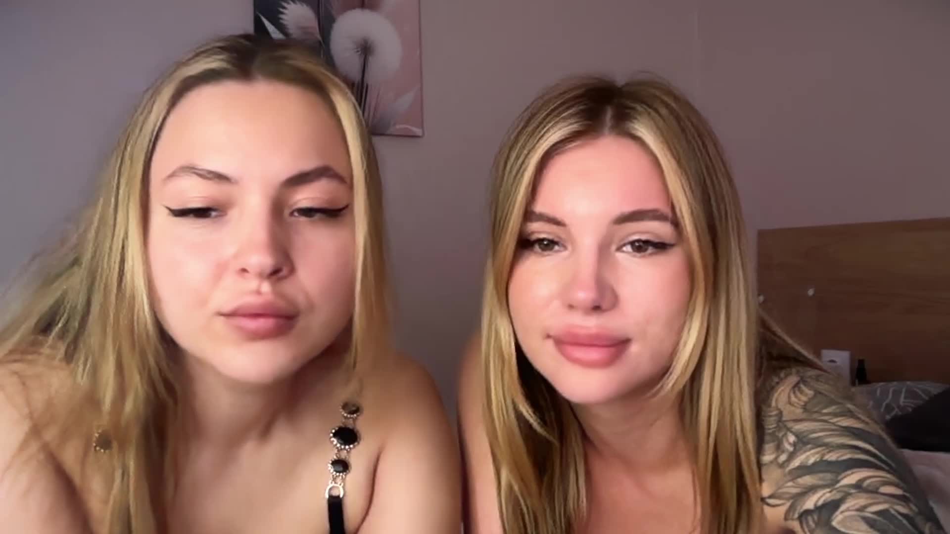 VelvetTwins Cam Model Chat April 11, 2026