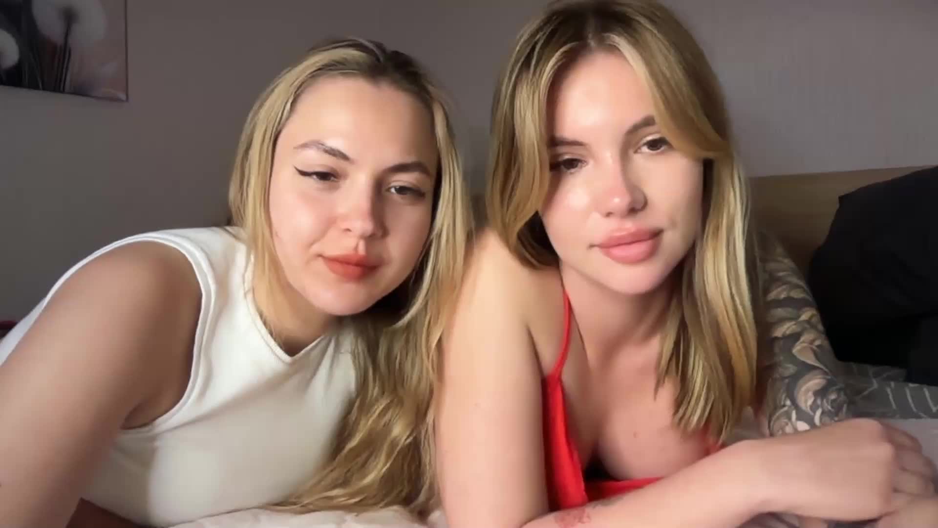 VelvetTwins Cam Model Chat April 20, 2026