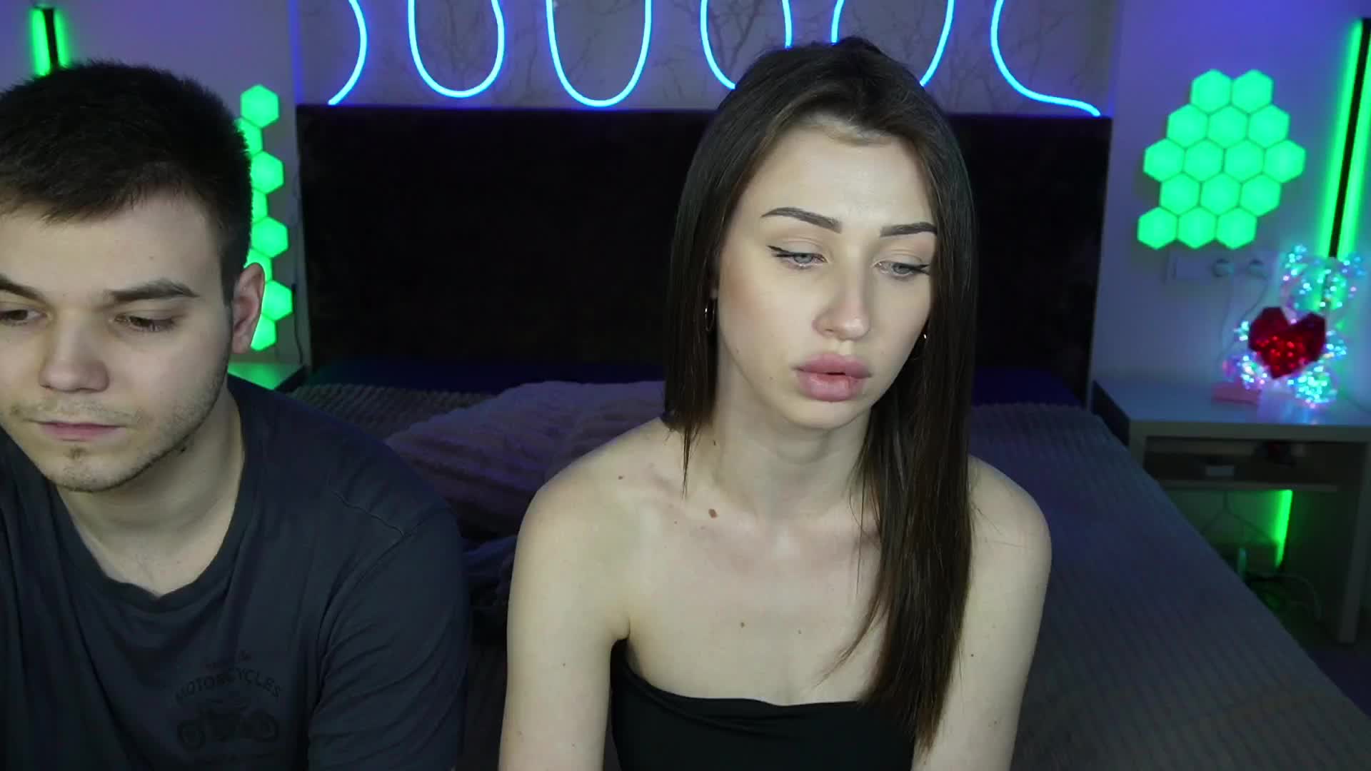 VikkiAndGeorge Cam Model Chat April 28, 2026